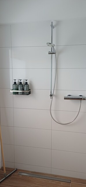 Shower, hair dryer, towels, soap - Cozy vacation apartment quiet in Lindlar-Linde, approx. 30 km from Cologne (Lindlar)