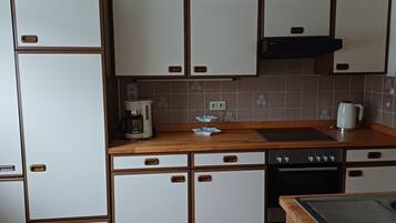 Een oven, een kookplaat, een vaatwasser