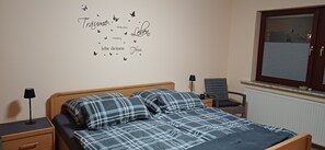 1 dormitorio, tabla de planchar con plancha, ropa de cama