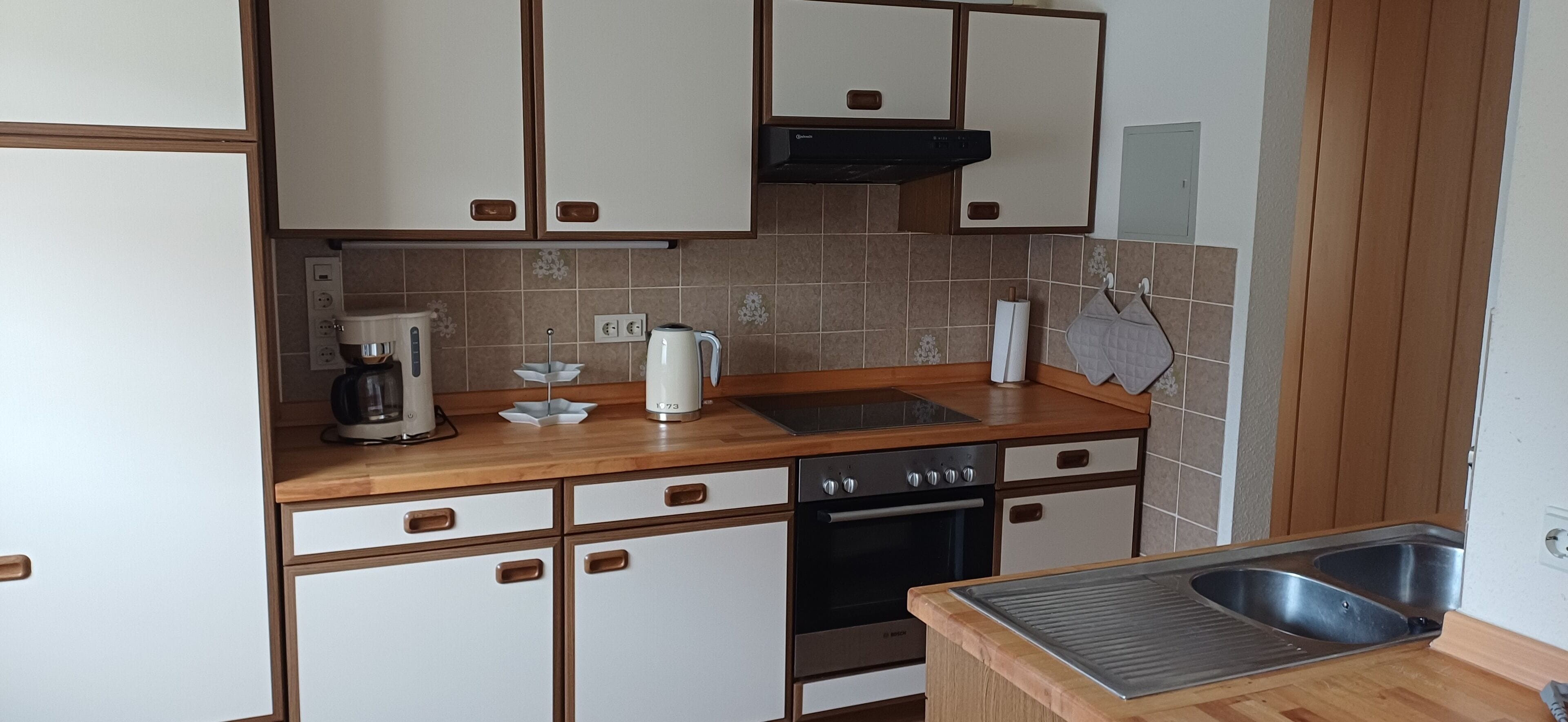 Kjøleskap, ovn, kokeplater og oppvaskmaskin