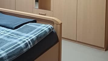 Een strijkplank/strijkijzer, beddengoed