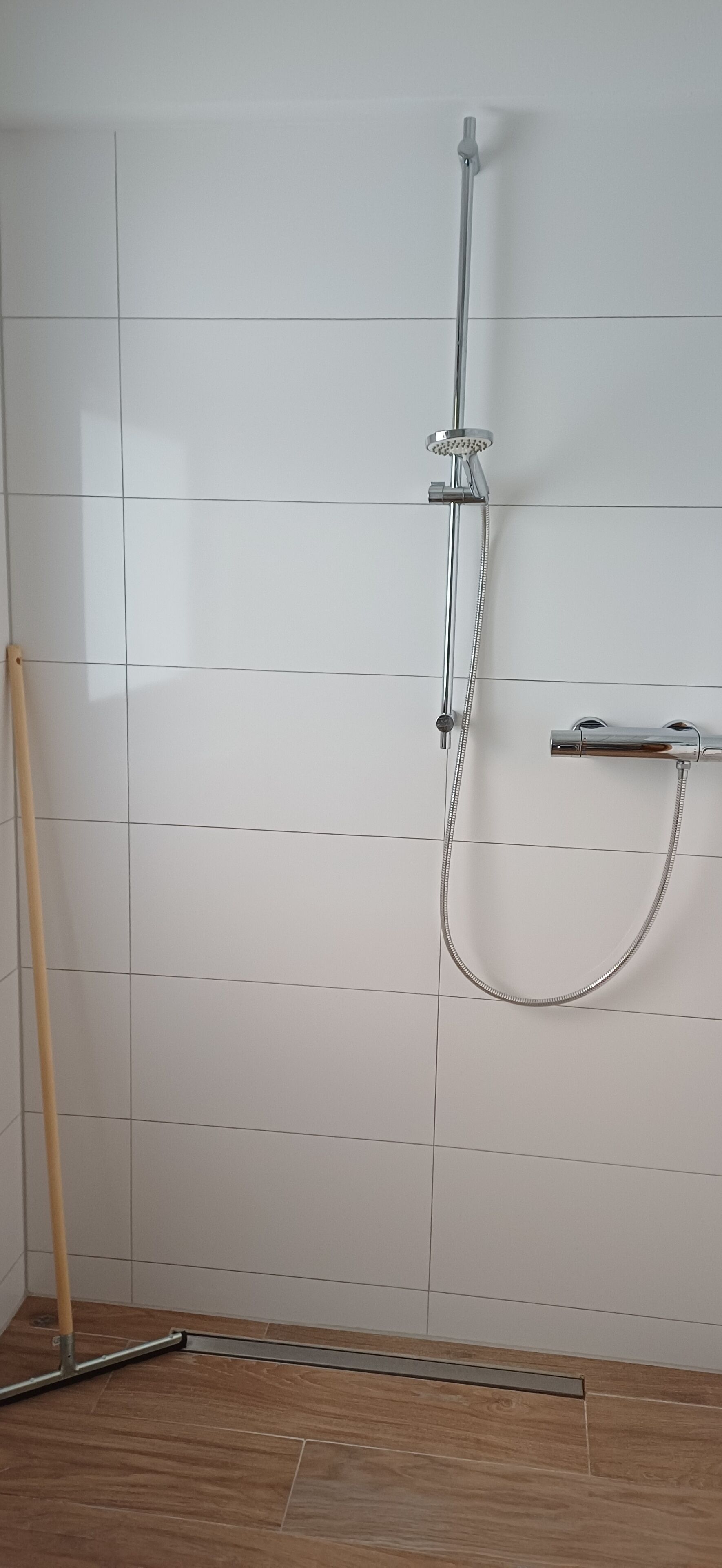 Haartrockner, Handtücher, Seife, Toilettenpapier