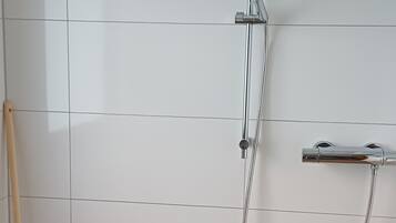 Een haardroger, handdoeken, zeep, toiletpapier