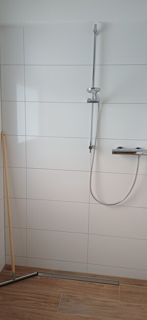 Haartrockner, Handtücher, Seife, Toilettenpapier