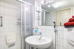 Dusche, Haartrockner, Handtücher