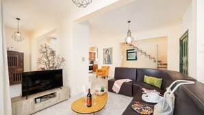A spacious living room with a flat-screen TV, a wooden coffee table, and a sofa. - Villa Phedra in Kefalas (Apokoronas)
