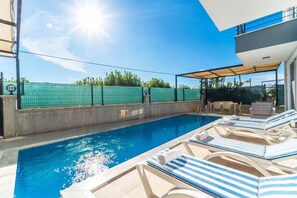 A swimming pool with lounge chairs and a covered seating area. - Villa Horizon in Ortaca (Ortaca)