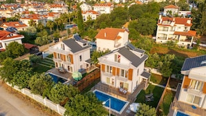 A residential area with multiple houses, a swimming pool, and a well-maintained garden. - Villa Riva in Oludeniz (Fethiye)
