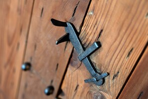 A close-up of a metal latch on a wooden surface. - Yellow Room - Agriturismo Marzanino (Torre di Mosto)