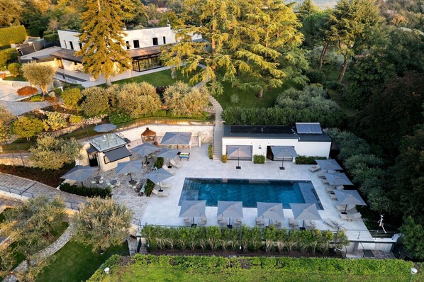Uma casa moderna com piscina, área de estar externa e jardim.