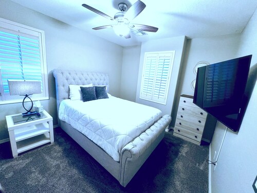 Chandler Getaway: 3BR 2BA, Pool, Pool Table, Bikes, BBQ Grill, & More