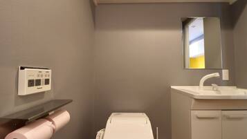 Apartment | Bathroom | Shower, hair dryer, towels, shampoo