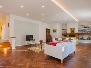 TV - Villa / Independent home in Lucca with 5 bedrooms sleeps 10 (Lucca)