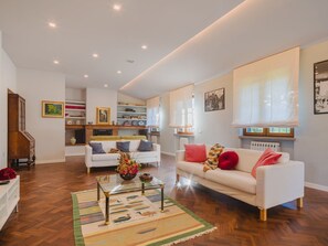 TV - Villa / Independent home in Lucca with 5 bedrooms sleeps 10 (Lucca)