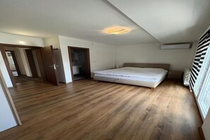 4 bedrooms, iron/ironing board, internet, bed sheets
