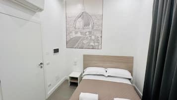 Camera doppia | Una cassaforte in camera, con stile personalizzato, ferro/asse da stiro