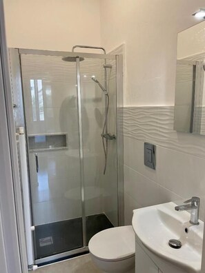 Chambre Quadruple, vue jardin | Salle de bain