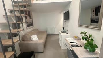 Doppia Deluxe, balcone, vista città | Area soggiorno | TV LCD 32 pollici con canali digitali, Netflix, film pay-per-view