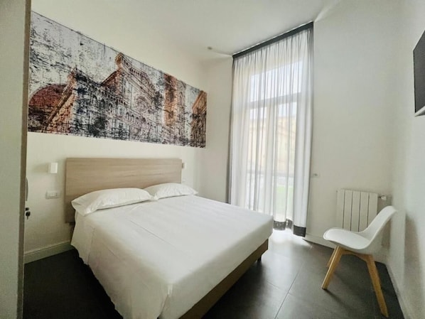 Camera doppia, balcone, vista cortile | Una cassaforte in camera, ferro/asse da stiro, Wi-Fi gratuito