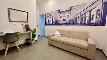 Camera quadrupla, vista giardino | Area soggiorno | TV LCD 32 pollici con canali digitali, Netflix, film pay-per-view