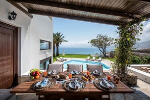 Outdoor dining - Villa Sunrise Majestic Seaview with Private Pool in Hersonissos (Limenas Chersonisou)