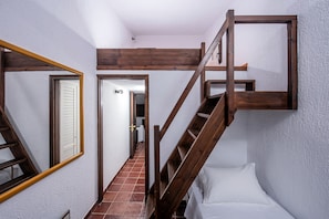 Tabla de planchar con plancha, wifi y ropa de cama 