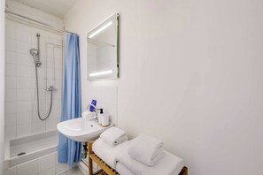 Hair dryer, towels - Haussmannian apt - 2BDR/6P near Marais/sentier (Paris)