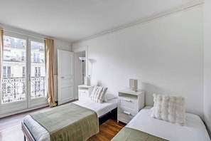 2 bedrooms, desk, iron/ironing board, travel cot - Haussmannian apt - 2BDR/6P near Marais/sentier (Paris)