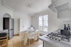 Fridge, microwave, oven, stovetop - Haussmannian apt - 2BDR/6P near Marais/sentier (Paris)