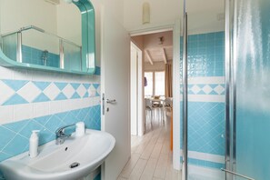 Shower, bidet - Attic with terrace and swimming pool (Badesi)