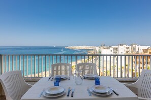 Outdoor dining - Gallipoli Sea-View Apartment with Terrace (Gallipoli (LE))