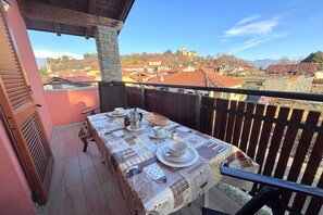 Outdoor dining - Lakeview Apartment in Brezzo di Bedero (Brezzo di Bedero)