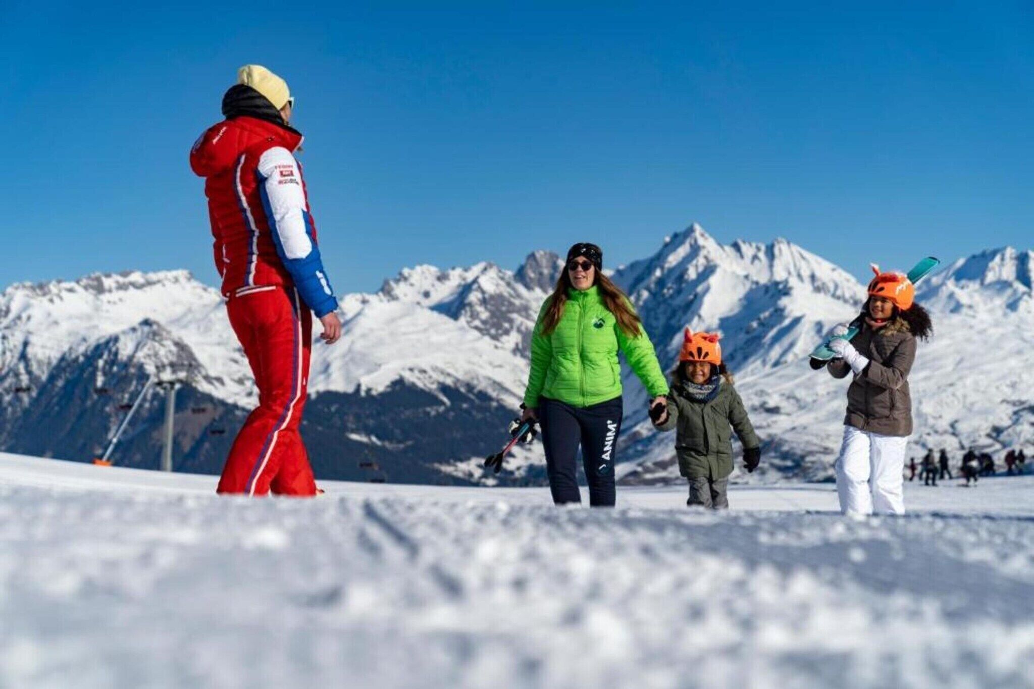 Un grupo de personas en una montaña nevada bajo un cielo despejado.