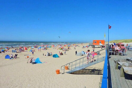 Rustig gelegen in het groen, “Het Sluishuis” Dichtbij het mooie Noordzeestrand. 