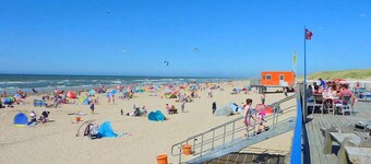 Rustig gelegen in het groen, “Het Sluishuis” Dichtbij het mooie Noordzeestrand. 