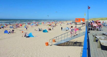 Rustig gelegen in het groen, “Het Sluishuis” Dichtbij het mooie Noordzeestrand.