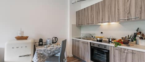 Kühlschrank, Mikrowelle, Herdplatte, Wasserkocher mit Kaffee-/Teezubehör