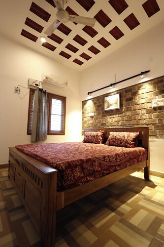 Golden Loom 2BHK Homestay by Homeyhuts