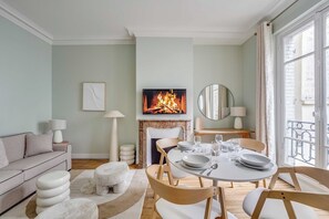 Dining - Design Apartment 1BR/4P - Monceau (Paris)