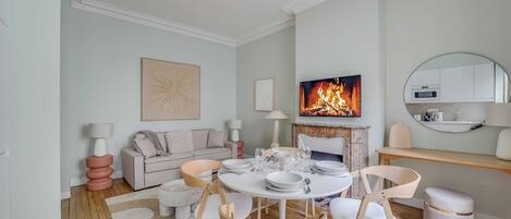 Smart TV, chimenea y oficina