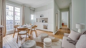 Een modern appartement met een eetgedeelte, keuken en woonkamer.