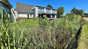 Een gebouw met twee verdiepingen, een plat dak en grote ramen.