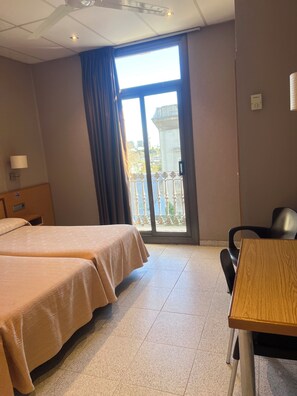 Double or Twin Room, Private Bathroom | Free WiFi - Hostal Nuevo Colón (Barcelona)