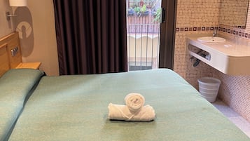 Phòng đôi hoặc 2 giường đơn, phòng tắm dùng chung | Truy cập Internet không dây miễn phí, bộ trải giường