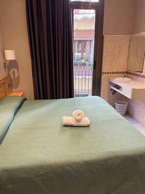 Free WiFi, bed sheets - Hostal Nuevo Colón (Barcelona)