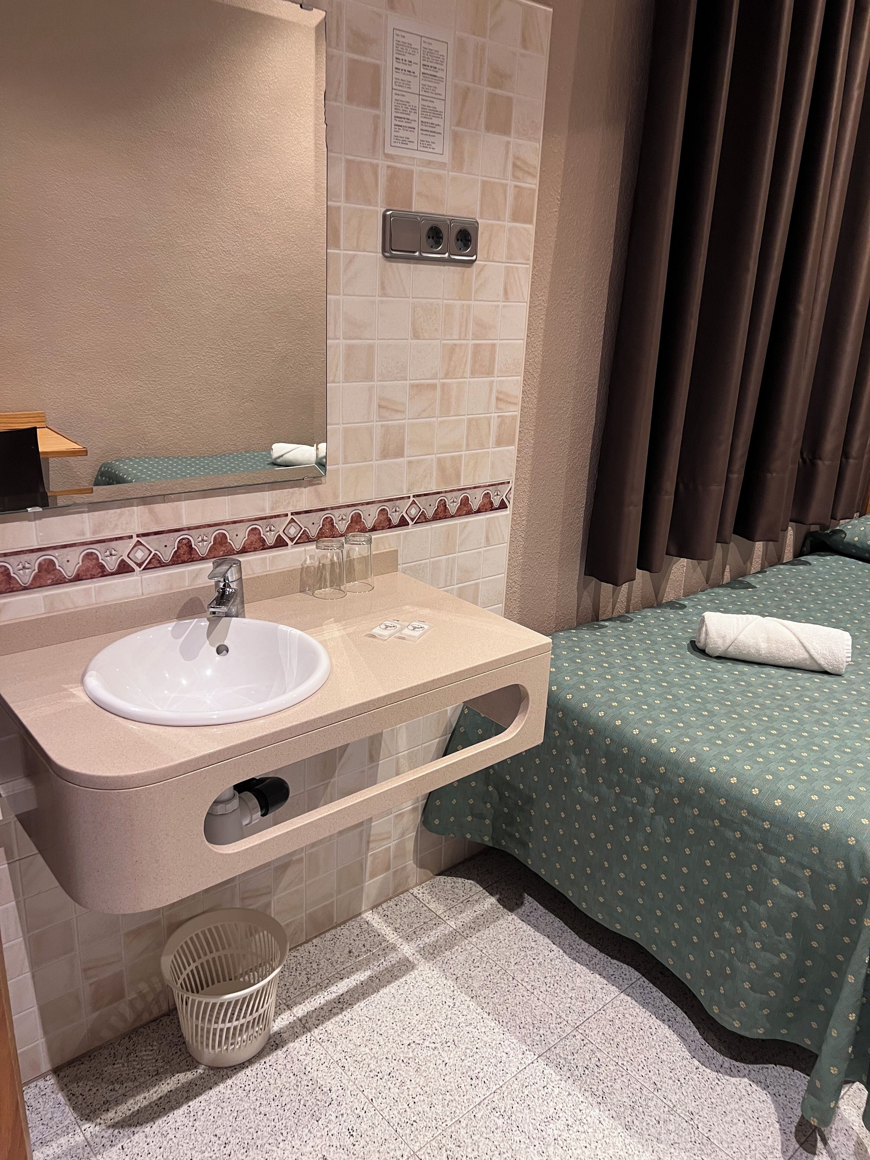 Habitación con 1 cama doble o 2 individuales, baño compartido | Baño