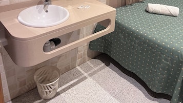 Habitación con 1 cama doble o 2 individuales, baño compartido | Baño