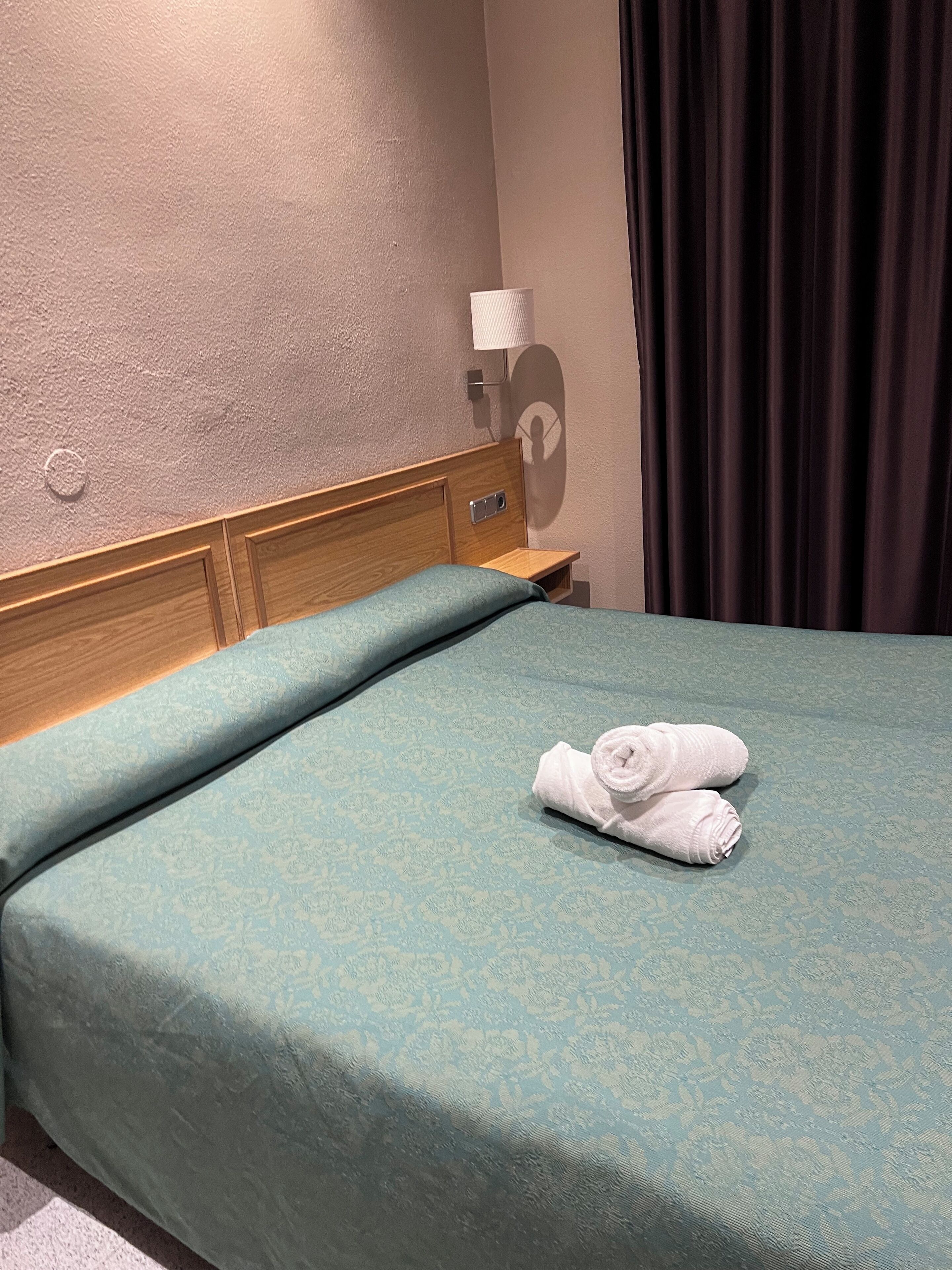 Kamer, 1 twee- of 2 eenpersoonsbedden, gedeelde badkamer | Gratis wifi, beddengoed