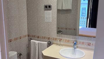 Kamer, 1 twee- of 2 eenpersoonsbedden, privébadkamer | Badkamer