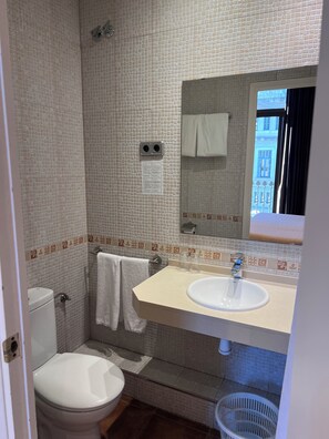 Bathroom - Hostal Nuevo Colón (Barcelona)